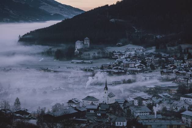 News Themen der Woche KW01 Kaprun THEMENBILD - Ortsansicht von Kaprun in den Morgenstunden. Im Tal liegt Bodennebel, aufgenommen am 02. Jänner 2023 in Kaprun, Österreich View of Kaprun in the morning hours. Ground fog lies in the valley, Kaprun, Austria on 2022 01 02. Pictures 2023, PhotoCredit: Stefanie Oberhauser *** Kaprun THEME PICTURE Local view of Kaprun in the morning hours Ground fog lies in the valley, Kaprun, Austria on 2022 01 02 Pictures 2023, PhotoCredit Stefanie Oberhauser  EP_obh