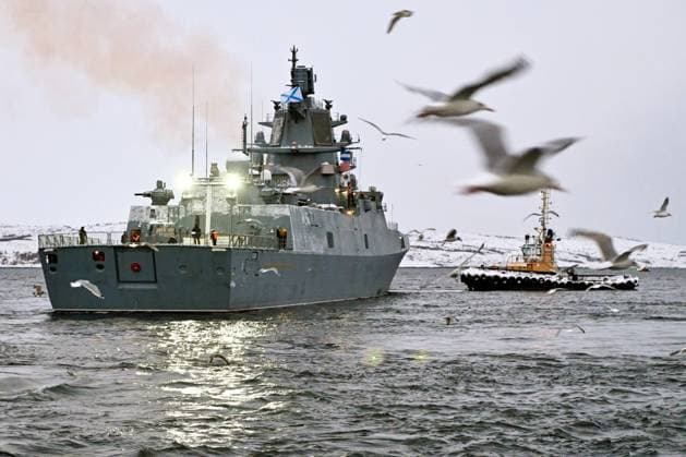 News Bilder des Tages RUSSIA, MURMANSK REGION - JANUARY 4, 2023: A ceremony takes place in Severomorsk for the Project 22350 frigate Admiral Gorshkov, carrying 3M22 Zircon hypersonic cruise missiles, to re-enter service with the Russian Navy. Lev Fedoseyev TASS  56671082