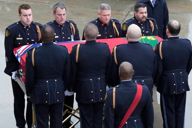 Kanada, Trauerfeier für erschossenen Polizisten Grzegorz Greg Pierzchala in Barrie, Ontario January 4, 2023, Barrie, ON, Canada: OPP officers escort Const. Grzegorz (Greg) Pierzchala s casket prior to his funeral in Barrie, ON. Wednesday, Jan. 4, 2023. Barrie Canada  - ZUMAc35_ 20230104_zaf_c35_005 Copyright: xFrankxGunnx