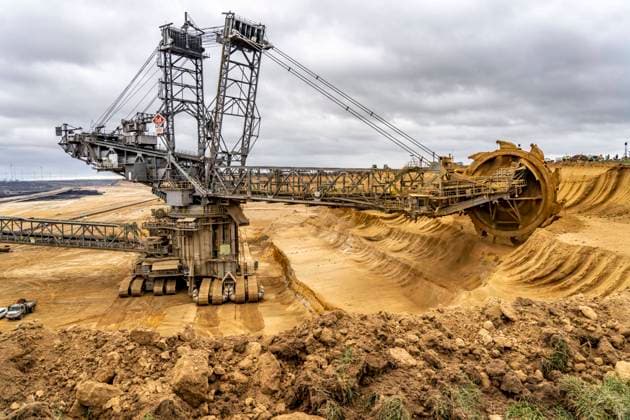 Braunkohletagebau Garzweiler 2, Schaufelradbagger 261 beim abbaggern der Oberfläche, beim Rest des Weiler Lützerath, Erkelenz, NRW, Deutschland Braunkohletagebau Garzweiler 2 *** Open pit lignite mine Garzweiler 2, bucket wheel excavator 261 excavating the surface, at the rest of the hamlet Lützerath, Erkelenz, NRW, Germany Open pit lignite mine Garzweiler 2