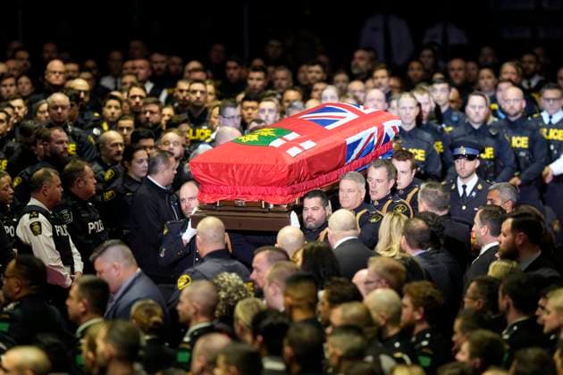 Bilder des Jahres 2023, News 01 Januar News Themen der Woche KW01 News Bilder des Tages Kanada, Trauerfeier für erschossenen Polizisten Grzegorz Greg Pierzchala in Barrie, Ontario January 4, 2023, Barrie, ON, CANADA: Pallbearers carry the casket of OPP Const. Grzegorz (Greg) Pierzchala during his funeral service in Barrie, Ont., Wednesday, Jan.4, 2023. Barrie CANADA  - ZUMAc35_ 20230104_zaf_c35_013 Copyright: xFrankxGunnx