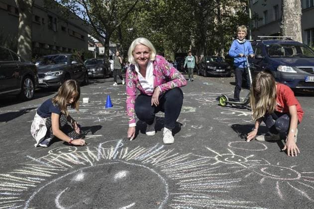 Glanze-GS Am Rüdesheimer Platz <p>Am 22. September 2020 September 2020 wurde an der GS Am RuÌˆdesheimer Platz in Berlin Wilmersdorf mit der Senatorin für Umwelt und Verkehr Regine Günther, Bündnis 90 Die Grünen eine Spielstrasse eingerichtet. Deutschland Berlin Berlin Copyright: SergejxGlanze NUR FÜR REDAKTIONELLE ZWECKE *** Glory GS on Rüdesheimer Place P on 22 September 2020 September 2020 was to the GS on RuÌdesheimer Place in Berlin Wilmersdorf with the Senator for Environment and Traffic Regine Gunther, Alliance 90 the Greens a Play Street established Germany Berlin Berlin Copyright SergejxShine only for Editorial Purpose Copyright: SergejxGlanze doc7cfvwngabd5jgrz11tm7 EDITORIAL USE ONLY
