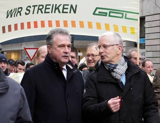 Protestmarsch, Streik, SWEG, SWEG Südwestdeutsche Landesverkehrs-GmbH, zusammen mit Claus Weselsky, Bundesvorsitzender der Gewerkschaft Deutscher Lokomotivführer, GDL, Stuttgart, Baden-Württemberg, Deutschland *** Protest march, strike, SWEG, SWEG Südwestdeutsche Landesverkehrs GmbH, together with Claus Weselsky, Federal Chairman of the German Locomotive Drivers Union, GDL, Stuttgart, Baden Württemberg, Germany