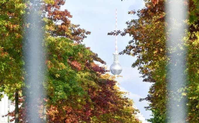 Herbstanfang in Berlin <p>Die ersten Bäume färben sich vor dem Kanzleramt in Berlin Tiergarten am 1. Oktober 2020 herbstlich. Im Hintergrund ist der Berliner Fernsehturm zu sehen. Deutschland Berlin Berlin Copyright: JoergxKrauthoefer NUR FÜR REDAKTIONELLE ZWECKE *** Start of autumn in Berlin P the first Trees Colouring itself before the Chancellery in Berlin Tiergarten on 1 October 2020 autumnal at Background is the Berlin Television Tower to see Germany Berlin Berlin Copyright Joerg x Krauthoefer only for Editorial Purpose Copyright: JoergxKrauthoefer doc7ckihlefr8115x9oq1p2 EDITORIAL USE ONLY