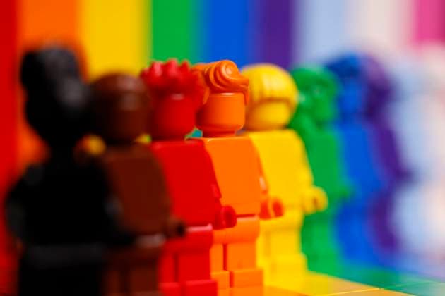 Das Lego-Set Jeder ist besonders zeigt Figuren und Klemmbausteine in den Farben der Progress-Pride-Flag und wird als eine Hommage an positives und warmherziges Denken und Handeln beworben. Die LEGO Group hat es sich zudem ausdrücklich zum Ziel gesetzt, noch vielfältiger und integrativer zu werden und allen das Gefühl zu vermitteln, Teil der Gemeinschaft zu sein. (Symbolbild, Themenbild) Köln, 05.01.2023 NRW Deutschland Copyright: xChristophxHardtx