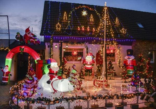 Weihnachtlich bunt geschmückte Häuser in Gladbeck <p>Das Haus der Familie Kapitza an der Josefstraße 51 in Gladbeck Rentfort ist am Dienstag, 08. Dezember 2020 prachtvoll weihnachtlich dekoriert. Hausherr Axel Kapitza hat drei Tage lang an der Dekoration gearbeitet, die jetzt im fünften Jahr festlich erstrahlt. Deutschland NRW Gladbeck Copyright: LutzxvonxStaegmann NUR FÜR REDAKTIONELLE ZWECKE *** christmassy bunt adorned Houses in Gladbeck P the House the Family Kapitza to the Josef road 51 in Gladbeck Rentfort is on Tuesday, 08 December 2020 splendid christmassy decorated Landlord Axel Kapitza has Three Days long to the Decoration worked, the Now at fifth Year festive shines Germany NRW Gladbeck Copyright LutzxvonxStaegmann only Copyright: LutzxvonxStaegmann doc7djki2ifp201eiuat1j3o EDITORIAL USE ONLY