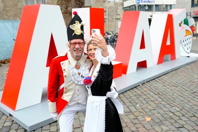 News Bilder des Tages Enthuellung Schriftzug ALAAF als Geschenk des Festkomitee Aktuell, 05.01.2023, Koeln, Selfie von Mitglieder der Taditionskomitees vor dem neuen Schirftzug. Das Festkomitee Koelner Karneval schenkt den Koelnern zur Jubilaeumssession fuer 200 Jahre Karneval einen Schriftzug mit der Aufschrift Alaaf, der in der Stadt an verschiedenen Punkten aufgestellt wird. Koeln Nordrhein-Westfalen Deutschland *** Unveiling lettering ALAAF as a gift from the festive committee Current, 05 01 2023, Cologne, selfie of members of the Taditionskomitee in front of the new Schirftzug The Festkomitee Koelner Karneval gives the people of Cologne for the jubilee season for 200 years of carnival a lettering with the inscription Alaaf, which will be placed in the city