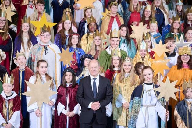 Bilder des Jahres 2023, News 01 Januar News Themen der Woche KW01 News Bilder des Tages Berlin, Olaf Scholz empfängt die Sternsinger im Bundeskanzleramt Olaf Scholz empfängt die 27 Sternsingergruppen der Diözesen am 05.01.2023 im Bundeskanzleramt in Berlin. Berlin Bundeskanzleramt Berlin Deutschland *** Berlin, Olaf Scholz receives the carol singers in the Federal Chancellery Olaf Scholz receives the 27 carol singing groups of the dioceses on 05 01 2023 in the Federal Chancellery in Berlin Berlin Federal Chancellery Berlin Germany