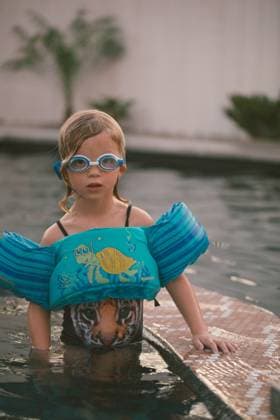 IMAGO Creative, Jahreszeit Sommer, Hitze Child in floaty and goggles swimming in a pool in the evening St. George, Utah, United States CR_YFEU230103E-1095317-01 ,model released, Symbolfoto