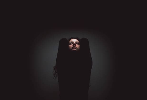Creative Highlights Symbolbilder fine art photography of woman with curly hair against black background Burgos, Castile and León, Spain R_NELA23010434-1098789-01 ,model released, Symbolfoto
