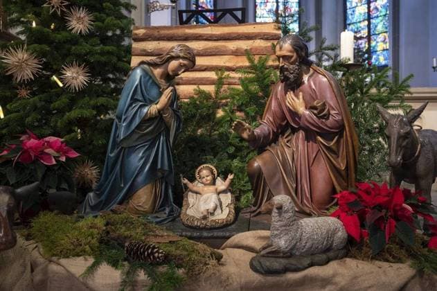 Krippe in der Propsteikirche St. Peter <p>Krippe in der Propsteikirche St. Peter in Bochum, aufgenommen am 21.12.2020. Wegen der Corona-Pandemie ist die Figurengruppe um das Christtuskind und Maria und Josef nicht wie in der Vergangenheit in einem Bild aufgestellt, sondern Hirten, Engel und ein Kamel an mehreren Stellen im Kirchenschiff verteilt. Deutschland NRW Bochum Copyright: BerndxThissen NUR FÜR REDAKTIONELLE ZWECKE *** Crib in the Propsteikirche St Peter P Crib in the Propsteikirche St Peter in Bochum, included on 21 12 2020 because of the Corona Pandemic is the Figure group at the Christ child and Maria and Josef not like in the Past in a Picture set up, but shepherds, Angel and a Kamel to several place at Nave distributed Germ Copyright: BerndxThissen doc7dq9zndkvk994nkd1rv EDITORIAL USE ONLY