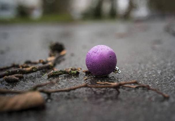 Weihnachtsbaum-Kugel auf StraÂße - Bochum <p>Eine violette Weihnachtsbaum-Kugel liegt mit abgebrochenen â‚¬sten auf dem Asphalt des Freigrafendamms am Sonntag, 27. Dezember 2020 in Bochum-Altenbochum. Sie wurde vom Sturm von einem Tannenbaum der Weihnachtsbaum-Allee abgerissen, die die Stadtteilfreunde Altenbochum dort aufgebaut hatten. Deutschland NRW Bochum Copyright: OlafxZiegler NUR FÜR REDAKTIONELLE ZWECKE *** Christmas tree sphere at street Bochum P a Violette Christmas tree sphere is with aborted â‚¬sten at the Asphalt of Freigrafendamm on Sunday, 27 December 2020 in Bochum Altenbochum you was from Storm from a Tannenbaum the Christmas tree Avenue tore off, the the neighborhood friends Altenbochum there established had Germa Copyright: OlafxZiegler doc7dt7tnexdj7124q794ia EDITORIAL USE ONLY