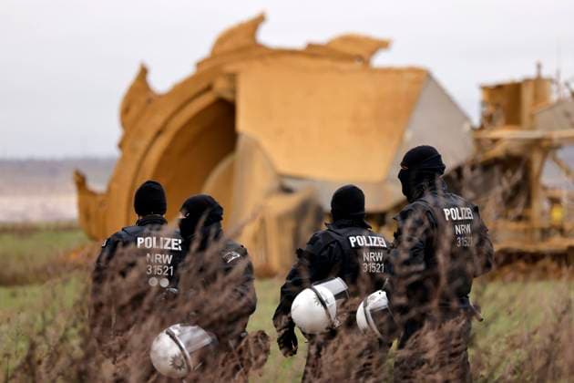 Bilder des Jahres 2023, News 01 Januar News Themen der Woche KW01 Die Vorbereitungen zur Räumung des Dorfes Lützerath laufen auf Hochtouren. Die Polizei bewacht einen Schaufelradbagger, der sich immer weiter an das Protestcamp herangräbt. Der Ort Lützerath soll zur Kohlegewinnung des Konzerns RWE abgebaggert werden. In den leerstehenden Häusern, haben sich Aktivisten verschanzt, die um den Ort kämpfen wollen. Im Bild Polizisten vor einem Braunkohlebagger. Lützerath, 04.01.2023 NRW Deutschland *** Preparations for the evacuation of the village of Lützerath are in full swing Police guard a bucket-wheel excavator, which is digging ever closer to the protest camp The village of Lützerath is to be dredged for coal extraction of the RWE company In the empty houses, activists have entrenched themselves, w Copyright: xChristophxHardtx