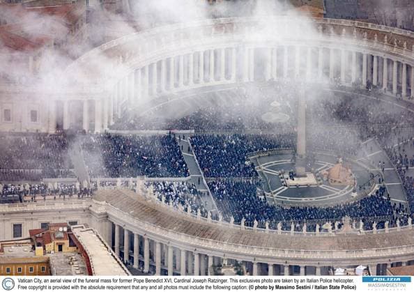 Bilder des Jahres 2023, News 01 Januar News Themen der Woche KW01 News Bilder des Tages January 5, 2023, VATICAN CITY: An aerial view of the funeral mass of former Pope Benedict XVI, Cardinal Joseph Ratzinger, at St. Peters Square with Pope Francis as presider, Vatican City, 05 January 2023. This exclusive picture taken by an helicopter of the Italian Police. ANSA MASSIMO SESTINI - COURTESY OF ITALIAN POLICE (NPK) VATICAN CITY - ZUMAa110 20230105_zaf_a110_128 Copyright: xMassimoxSestinix-xCourtx