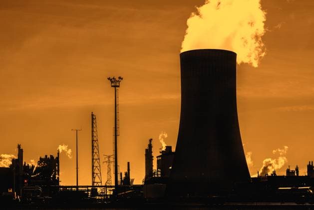 Industriegebiet mit Kühlturm als Silhouette im Sonnenuntergang auf dem Gelände der BASF-Chemieproduktion im Hafen von Antwerpen, Belgien, Europa *** Industrial area with Cooling tower as Silhouette at Sunset at the Site the BASF Chemical production at Port from Antwerp, Belgium, Europe Copyright: imageBROKER alimdix xArterra ibltsm08888484.jpg