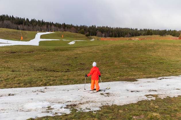 News Themen der Woche KW01 News Bilder des Tages Les Deserts, France January 5, 2023 - Skiers pass on snow paths on the slopes of La Feclaz in Savoie. Due to global warming, mountain resorts in the Alps are suffering from lack of snow and some ski resorts have had to close. CLIMAT, RECHAUFFEMENT CLIMATIQUE, PISTES DE SKI, METEO DES NEIGES, LA FECLAZ, ILLUSTRATION, BAUGES, SAVOIE, MASSIF ALPIN, ALPES, MONTAGNE, TOURISME, ECONOMIE, DOMAIN SKIABLE, MANQUE DE NEIGE, VACANCES, HIVER, SAISON, CHANGEMENT CLIMATIQUE, CONDITIONS METEOROLOGIQUE,  Copyright: xVincentxIsorex