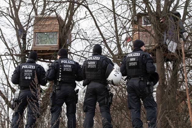 News Themen der Woche KW01 News Bilder des Tages Polizisten stehen vor Baumhaeusern von Aktivisten, allgemein, feature, Randmotiv, Symbolfoto Die Ortschaft Luetzerath an der Westseite des BraunkohleTagebaus Garzweiler wird im Januar 2023 geraeumt und abgebaggert, Luetzerath, 05.01.2023, *** Police officers standing in front of tree houses of activists, general, feature, marginal motif, symbol photo The village of Luetzerath on the west side of the Garzweiler open pit lignite mine will be cleared and dredged in January 2023, Luetzerath, 05 01 2023,