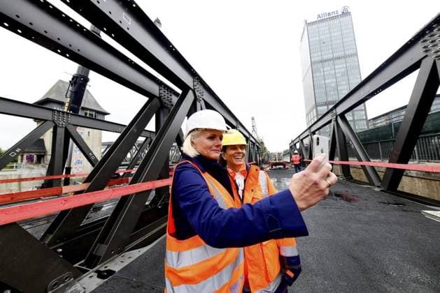 Neue Brücke über die Spree in Treptow <p>Verkehrssenatorin Regine Günther (BÜ90 Grüne) steht am 22. September 2021 auf einem Neubau-Teilstück der Elsenbrücke in Berlin Treptow. FOTO: Jörg Krauthöfer Funke Foto Services< p> Arbeit Berlin Copyright: jörgxKrauthöfer NUR FÜR REDAKTIONELLE ZWECKE *** New Bridge via the Spree in Treptow P Transportation Senator Regine Günther BU90 green is on 22 September 2021 at a New building Section the Elsen Bridge in Berlin Treptow Photo Jörg Krauthofer Funke Photo Services P Work Berlin Copyright jörgxKrauthöfer only for Editorial Purpose Copyright: jörgxKrauthöfer doc7hnetddq6ivny5g1gi3 EDITORIAL USE ONLY