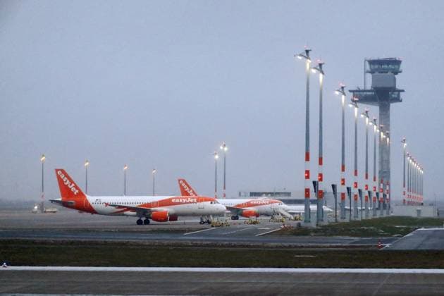 12.12.2022, Schoenefeld, Brandenburg, GER - Flugzeuge der easyJet stehen auf dem Vorfeld des Flughafen BER. (abgestellt, Airline, aussen, Aussenaufnahme, Billigflieger, Billigfluggesellschaft, Brandenburg, deutsch, Deutschland, diesig, easy Jet, easyJet, Europa, europaeisch, Fernreise, Flieger, Fluggesellschaft, Fluglinie, Flugreise, Flugtechnik, Flugverkehr, Flugzeuge, Jahreszeit, Luftfahrt, Luftfahrtgesellschaft, Luftfahrtunternehmen, Luftverkehr, niemand, parken, Parkposition, Passagierflugzeuge, Passagiermaschinen, QF, Querformat, Regenwetter, regnerisch, Reise, Schoenefeld, Tourismus, Tower, Transport, Unternehmen, Verkehr, Verkehrsflugzeuge, Verkehrsmaschinen, verreisen, Vorfeld, Westeuropa, Winter, Wirtschaft, zivile Luftfahrt, Zivil