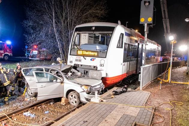 News Themen der Woche KW01 News Bilder des Tages 230105Bahnunfall News ID: EN 23-01-05 Citybahn kollidiert an Bahnübergang mit PKW – Fahrer stirbt noch vor Ort Heftiger Crash am Donnerstagnachmittag im Erzgebirge. Gegen 16:45 Uhr kollidierte ein Zug der Citybahn RB92, die von Glauchau kommend in Richtung Stollberg unterwegs war, mit einem auf dem Bahnübergang befindlichen PKW Opel. Trotz Gefahrenbremsung konnte der Zugführer eine Kollision mit dem PKW nicht mehr verhindern. Die Citybahn kollidierte mit dem Opel und schob ihn zirka 50 Meter weiter, bevor der Zug zum Stehen kam. Umgehend eilten Rettungsdienst, Notarzt, Landes -und Bundespolizei sowie die Feuerwehren Neuwürschnitz, Oelsnitz sowie der diensthabende Kreisbrandmeister zur Unfallstelle. Ein herbeigerufener Notarzt konnte vo