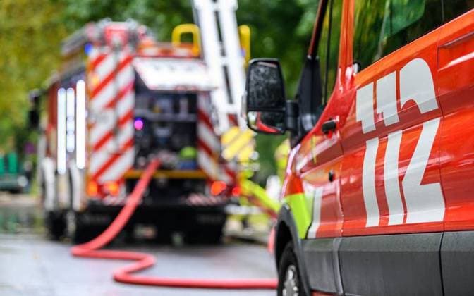 Feuerwehr und Notarzt, Symbolfotos Feuerwehr in Gladbeck <p>Ein Löschfahrzeug der Feuerwehr steht am Dienstag, 12.10.2021, beim Großbrand der Sporthalle in der Enfieldstraße in Gladbeck. *** Symbolbild Feuerwehr *** Deutschland NRW Gladbeck Copyright: MartinxMöller NUR FÜR REDAKTIONELLE ZWECKE *** Fire department in Gladbeck P a Fire engine the Fire department is on Tuesday, 12 10 2021, at Major fire the Sports Hall in the Enfieldstrasse in Gladbeck *** Symbol image Fire department *** Germany NRW Gladbeck Copyright MartinxMöller only for Editorial Purpose Copyright: MartinxMöller doc7hxo3uyinbt1ivwcndbb EDITORIAL USE ONLY