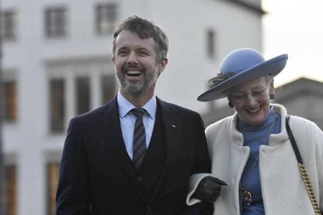 Frederik, Kronprinz von Dänemark und Königin Margrethe II. von Dänemark <p>Frederik, Kronprinz von Dänemark und Königin Margrethe II . von Dänemark gehen am 10. November 2021 über den Pariser Platz vor dem Brandenburger Tor in Berlin. Königin Margrethe II. von Dänemark und Kronprinz Frederik befinden sich zu einem mehrtägigen Staatsbesuch in Deutschland. Deutschland Berlin Copyright: RetoxKlar NUR FÜR REDAKTIONELLE ZWECKE *** Fredrik, Crown Prince from Denmark and Queen Margrethe II from Denmark P Fredrik, Crown Prince from Denmark and Queen Margrethe II from Denmark go on 10 November 2021 via the Paris Place before the Brandenburg Gate in Berlin Queen Margrethe II from Denmark and Crown Prince Frederik are itself to a severa Copyright: RetoxKlar doc7icoi0tjjac9s3xb8ql EDITORIAL USE ONLY