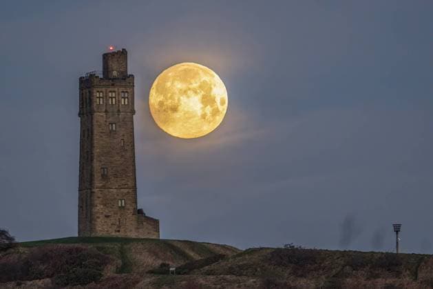 Bilder des Jahres 2023, News 01 Januar News Themen der Woche KW01 News Bilder des Tages Wolf Moon sets at Victoria Tower Castle Hill Huddersfield Wolf Moon sets at Victoria Tower Castle Hill near Huddersfield, West Yorkshire, United Kingdom, 6th January 2023 (Photo by Mark Cosgrove News Images) Huddersfield Victoria Tower, Castle Hill West Yorkshire United Kingdom Copyright: xMarkxCosgrove NewsxImagesx