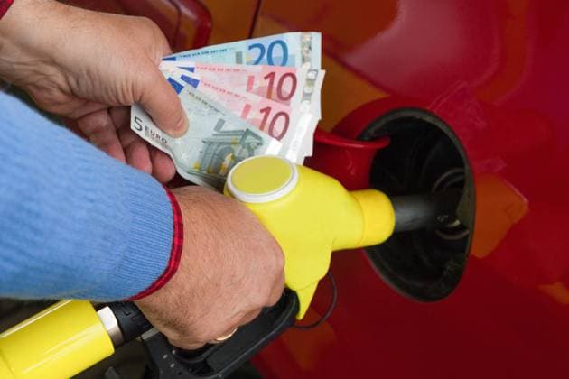 beim Tanken mit Euroscheinen in der Hand when refuelling with euro notes in hand BLWS678129 *** at Refuelling with Euroscheinen in the Hand When refuelling With Euro Notes in Hand BLWS678129 Copyright: xblickwinkel McPHOTO BilderBoxx