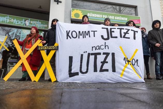 News Themen der Woche KW01 News Bilder des Tages Oldenburg Klimaaktivisten protestieren am Parteibüro der Grünen gegen die Räumung Luetzeraths, Oldenburg, 06.01.2023. Klimaaktivisten protestieren am Parteibüro der Grünen gegen die Räumung Luetzeraths. Mit gelben X Zeichen und Kohle kritisieren sie, dass die Grünen Wirtschaftsminister Mona Neubauer (NRW) und Robert Habeck (Bund) die Abbaggerung ermöglichen würden, Oldenburg, 06.01.2023. *** Oldenburg Climate activists protest at Green Party office against Luetzerath eviction, Oldenburg, 06 01 2023 Climate activists protest at Green Party office against Luetzerath eviction With yellow X signs and charcoal they criticize that Green Ministers of Economic Affairs Mona Neubauer NRW and Robert Habeck Bund would allow the dredging, Old Copyright: xFabianxSteffensx EP_FSS