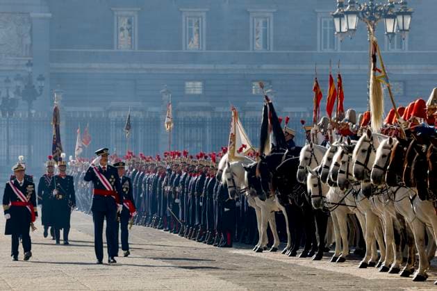 Entertainment Themen der Woche KW01 Entertainment Bilder des Tages Spain s King Felipe VI (2L) review the Royal Guard at Royal Palace s courtyard upon his arrival to chair the official reception to mark Military Eastern celebration at Royal Palace in Madrid, Spain, 06 January 2022. Spain s King Felipe VI chairs Military Eastern celebration in Madrid !ACHTUNG: NUR REDAKTIONELLE NUTZUNG!  Copyright: xJ.J.xGuillenx GRAF3026 20230106-2cc6e46ed5efc06f2d4129518d38bfe794909d6b