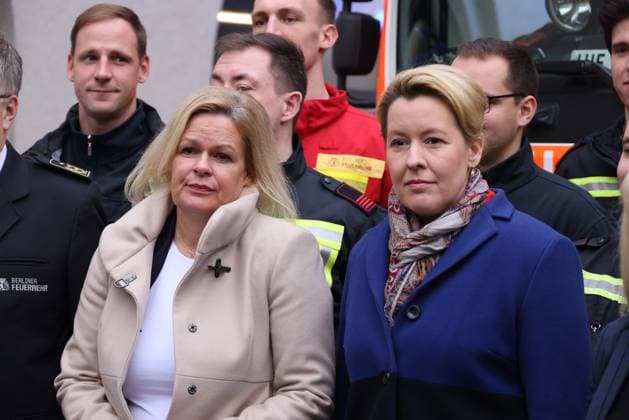 News Themen der Woche KW01 News Bilder des Tages Besuch Feuerwache Giffey 06.01.2023, Germany, Berlin, Neukoelln, Feuerwache Neukoelln, Die Bundesministerin des Innern und für Heimat, Nancy Faeser, und die Regierende Bürgermeisterin von Berlin, Franziska Giffey, besuchen die Feuerwache Neukölln 5100, Kirchhofstr. 20, 12051 Berlin. An dem Termin nehmen auch die Senatorin für Inneres, Digitalisierung und Sport, Iris Spranger, sowie der Landesbranddirektor, Karsten Homringhausen, teil. Hier Nabcy Faeser und die Regierenden Buergermeisterin Giffey Berlin Berlin Germany *** Visit fire station Giffey 06 01 2023, Germany, Berlin, Neukoelln, fire station Neukoelln, The Federal Minister of the Interior and for Home Affairs, Nancy Faeser, and the Governing Mayor of Berlin, Franziska Giffey, visit