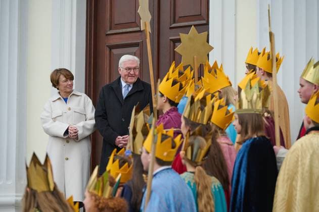 News Themen der Woche KW01 News Bilder des Tages Zum Dreikoenigstag haben Bundespraesident Frank-Walter Steinmeier und seine Frau Elke Buedenbender (Büdenbender) am Freitag (06.01.2023) Sternsinger im Schloss Bellevue in Berlin empfangen. Traditionell ueberbrachten die als Heilige Drei Koenige verkleideten Maedchen und Jungen dem Staatsoberhaupt zum Jahresbeginn den Segen Christus mansionem benedicat (Christus segne dieses Haus). Die 16 Maedchen und neun Jungen kamen aus der Pfarrei St. Jakob in Schwandorf im Bistum Regensburg und sammelten zugleich Spenden fuer benachteiligte Kinder in aller Welt. In diesem Jahr wird um Unterstuetzung fuer Kinder in Indonesien gebeten. (Siehe epd-Meldung vom 06.01.2023) EDITORIAL USE ONLY *** On the occasion of Epiphany, German President Frank Walter S Copyright: epd-bild ChristianxDitsch 06012023Steinmeier12