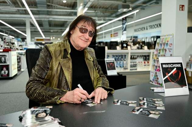 Entertainment Themen der Woche KW01 Dieter Maschine Birr bei einer Autogrammstunde im MediMax. Bautzen, 05.01.2023 *** Dieter machine Birr during an autograph session in the MediMax Bautzen, 05 01 2023 Foto:xM.xWehnertx xFuturexImage