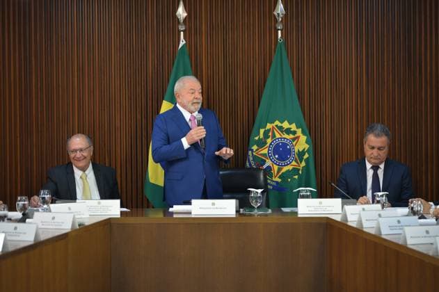 News Themen der Woche KW01 News Bilder des Tages BRASÍLIA, DF - 06.01.2023: LULA FAZ PRIMEIRA REUNIÃO MINISTERIAL - Photo, President Lula, Vice President Geraldo Alckmin and Rui Costa during the opening of the meeting with ministers. This Friday (6) President Lula holds the first Ministerial meeting with all 37 Ministers of the Government. The meeting was held at the Planalto Palace in Brasilia. x2316296x  TonxMolina