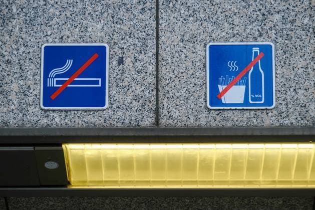 Düsseldorf 06.01.2023 Rauchverbot Zigarettenverbot Essverbot Alkoholverbot U-Bahn-Haltestelle Strassenbahn Tram ÖPNV Pommes Frites warme Speisen Lebensmittel Neujahrsvorsätze gesunde Ernährung Düsseldorf Nordrhein-Westfalen Deutschland *** Düsseldorf 06 01 2023 smoking ban cigarette ban eating ban alcohol ban subway stop streetcar public transport french fries warm food food New Years resolutions healthy food Düsseldorf North Rhine Westphalia Germany
