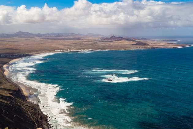 La Caleta de Famara und Feuerberge, Lanzarote La Caleta de Famara und Feuerberge, Lanzarote, Kanarische Inseln, Spanien, La Caleta de Famara and fire mountain, Lanzarote, Canary Islands, Spain Copyright: xZoonar.com CorneliaxPithartx 10447536