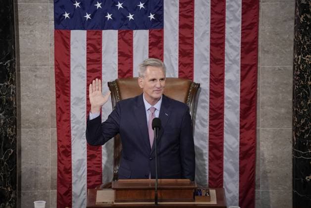 News Themen der Woche KW01 News Bilder des Tages Rep. Kevin McCarthy, R-CA, takes the oath of office for Speaker of the House at the U.S. Capitol in Washington, DC on Friday, January 6, 2023.  WAS20230106415 KENxCEDENO