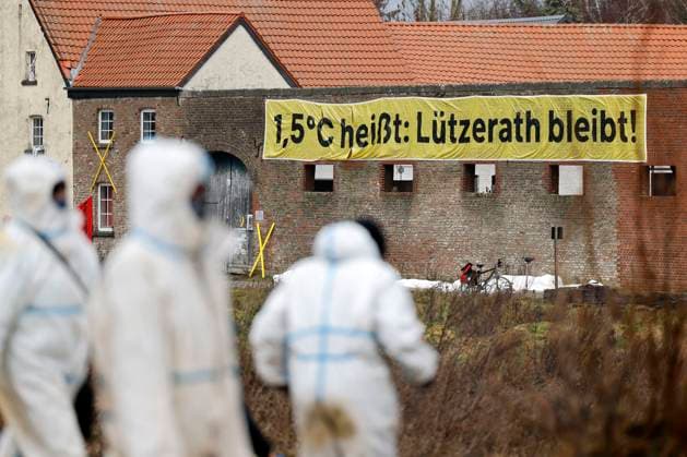 Die Vorbereitungen zur Räumung des Dorfes Lützerath laufen auf Hochtouren. Die Polizei bewacht einen Schaufelradbagger, der sich immer weiter an das Protestcamp herangräbt. Der Ort Lützerath soll zur Kohlegewinnung des Konzerns RWE abgebaggert werden. In den leerstehenden Häusern, haben sich Aktivisten verschanzt, die um den Ort kämpfen wollen und weiter Barrikaden und Hindernisse errichten. Lützerath, 06.01.2023 NRW Deutschland Copyright: xChristophxHardtx