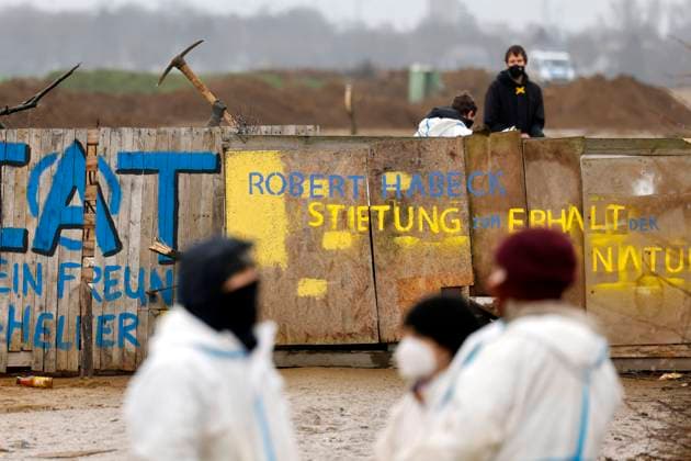 Die Vorbereitungen zur Räumung des Dorfes Lützerath laufen auf Hochtouren. Die Polizei bewacht einen Schaufelradbagger, der sich immer weiter an das Protestcamp herangräbt. Der Ort Lützerath soll zur Kohlegewinnung des Konzerns RWE abgebaggert werden. In den leerstehenden Häusern, haben sich Aktivisten verschanzt, die um den Ort kämpfen wollen und weiter Barrikaden und Hindernisse errichten. Lützerath, 06.01.2023 NRW Deutschland Copyright: xChristophxHardtx