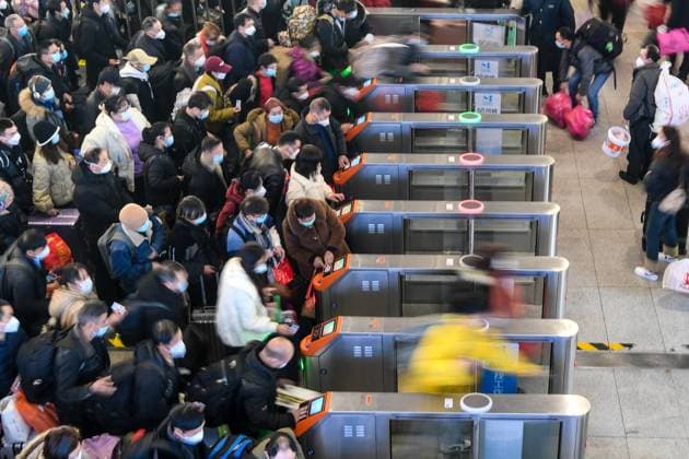 News Themen der Woche KW01 News Bilder des Tages (230107) -- SUZHOU, Jan. 7, 2023 -- Passengers line up to enter Suzhou Railway Station in Suzhou, east China s Jiangsu Province, Jan. 7, 2023. The Spring Festival travel rush will continue for 40 days from Jan. 7 to Feb. 15 this year,. ) CHINA-SPRING FESTIVAL-TRAVEL RUSH (CN) LixBo 
