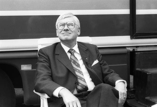 Christian Schwarz-Schilling (Politiker) 06 87 ru Christian Schwarz-Schilling am 11. Juni 1987 bei der Eröffnung der Kabelanschluss-Tournee in Bonn Deutschland deutsch deutscher Mann Politik CDU Minister Postminister Bundesminister für das Post- und Fernmeldewesen Post und Telekommunikation Bundespostminister Ex Unternehmer Start Auftakt german politician manager enterpriser quer halb sitzend blinzelnd sw *** Christian Schwarz Schilling politician 06 87 ru Christian Schwarz Schilling on 11 June 1987 at the opening of the cable connection tour in Bonn Germany german german man politics CDU minister post minister federal minister for the post and telecommunications post and telecommunications federal post minister ex entrepreneur st