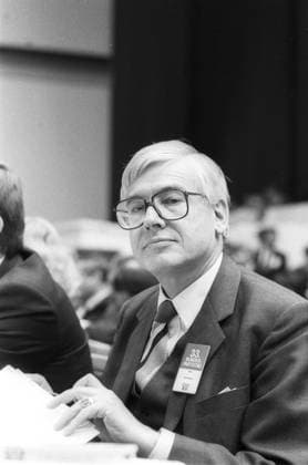 Christian Schwarz-Schilling (Politiker) 03 85 stroe Christian Schwarz-Schilling im März 1985 beim CDU-Bundesparteitag in Essen Deutschland deutsch deutscher Mann Politik CDU Minister Postminister Bundesminister für das Post- und Fernmeldewesen Post und Telekommunikation Bundespostminister Ex Unternehmer Parteitag german politician manager enterpriser hoch halb sitzend neutral Schild Namensschild sw *** Christian Schwarz Schilling politician 03 85 stroe Christian Schwarz Schilling in march 1985 at CDU federal party congress in Essen germany german german man politics CDU minister post minister federal minister for post and telecommunications post and telecommunications federal post minister ex entrepreneur party congress german pol