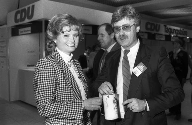 Hannelore Kohl und Elmar Brok 03 85 stroe Hannelore Kohl mit Elmar Brok im März 1985 beim CDU-Bundesparteitag in Essen Deutschland deutsch deutsche deutscher Frau Mann Ehefrau Kanzlergattin Politik Politiker CDU Parteitag german wife of chancellor politician quer halb stehend lächelnd Spendendose Spendenbüchse haltend Namensschild Logo Parteilogo sw *** Hannelore Kohl and Elmar Brok 03 85 stroe Hannelore Kohl with Elmar Brok in March 1985 at the CDU federal party conference in Essen Germany German German woman husband wife chancellor wife politician CDU party conference German wife of chancellor politician crosswise half standing smiling donation box holding name badge logo party logo bw