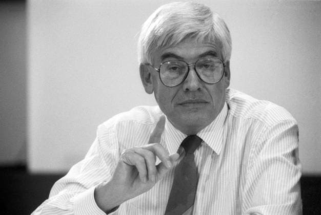 RECORD DATE NOT STATED Christian Schwarz-Schilling (Politiker) 06 88 rag Christian Schwarz-Schilling im März 1985 beim Medientreff Deutschland deutsch deutscher Mann Politik CDU Minister Postminister Bundesminister für das Post- und Fernmeldewesen Post und Telekommunikation Bundespostminister Ex Unternehmer Medien Presse Journalismus german politician manager enterpriser quer halb sitzend neutral gestikulierend sw *** Christian Schwarz Schilling politician 06 88 rag Christian Schwarz Schilling in march 1985 at media meeting germany german german man politics cdu minister post minister federal minister for post and telecommunications post and telecommunications federal post minister ex entrepreneur media press journalism german politician manager enterpris
