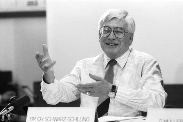 RECORD DATE NOT STATED Christian Schwarz-Schilling (Politiker) 06 88 rag Christian Schwarz-Schilling im März 1985 beim Medientreff Deutschland deutsch deutscher Mann Politik CDU Minister Postminister Bundesminister für das Post- und Fernmeldewesen Post und Telekommunikation Bundespostminister Ex Unternehmer Medien Presse Journalismus german politician manager enterpriser quer halb sitzend lächelnd gestikulierend Namensschild Mikrofone sw *** Christian Schwarz Schilling politician 06 88 rag Christian Schwarz Schilling in march 1985 at media meeting germany german german man politics CDU minister post minister federal minister for post and telecommunications post and telecommunications federal post minister ex entrepreneur media press journalism german poli