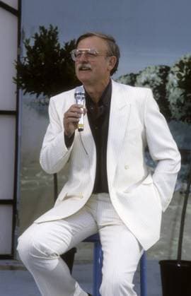Roger Whittaker (Sänger) 09 85 rag Roger Whittaker im September 1985 während eines Auftritt bei der IFA Internationale Funkausstellung in Berlin Großbritannien britisch britischer englischer Engländer Mann Gesang Musik Musiker Liedermacher Kunstpfeifer british english singer hoch halb sitzend singend Mikrofon haltend *** Roger Whittaker singer 09 85 rag Roger Whittaker in September 1985 during a performance at the IFA Internationale Funkausstellung in Berlin Great Britain british english man singing music musician songwriter art whistler british english singer high half sitting singing holding microphone