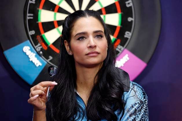 Entertainment Themen der Woche KW01 Moderatorin Amira Pocher Austrian Powers bei der Promi-Darts-WM 2023 im Maritim Hotel. Düsseldorf, 07.01.2023 NRW Deutschland *** Presenter Amira Pocher Austrian Powers at the Celebrity Darts World Championship 2023 at the Maritim Hotel Düsseldorf, 07 01 2023 NRW Germany Copyright: xChristophxHardtx