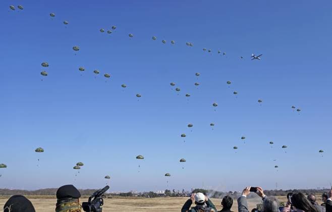 News Themen der Woche KW01 News Bilder des Tages Parachuting drill by GSDF A Japan Ground Self-Defense Force unit conducts a parachuting drill at a training site in Narashino, Chiba Prefecture, eastern Japan, on Jan. 8, 2023.  A14AA0001382158P