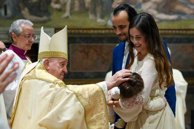 News Themen der Woche KW01 News Bilder des Tages Italy, Rome, Vatican, 2023 1 8. Pope Francis conducting a series of baptisms during the Feast of the Baptism of the Lord at the Sistine chapel in the Vatican. Photograph by Vatican Media Catholic Press Photo RESTRICTED TO EDITORIAL USE - NO MARKETING - NO ADVERTISING CAMPAIGNS  Copyright: xVATICANxMEDIAx xipa-agency.netx xVaticanxMediax IPA_IPA35377247