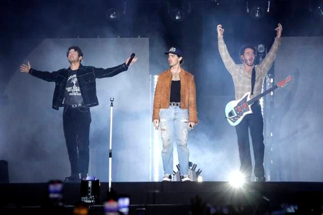 Nick Jonas, Joe Jonas und Kevin Jonas von den Jonas Brothers beim AT&T Playoff Playlist Live vor der College Football Playoff National Championship 2023 im Banc of California Stadium. Los Angeles, 07.01.2023